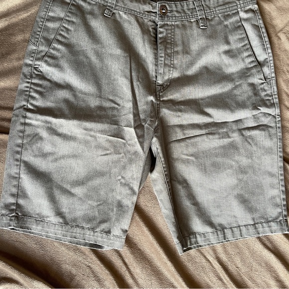 Volcom Men’s Gray Shorts - Picture 5 of 9